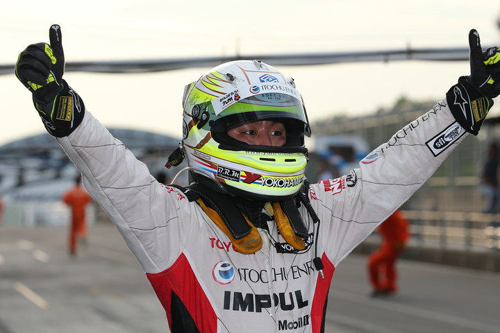 優勝して歓喜の関口雄飛（ITOCHU ENEX TEAM IMPUL）