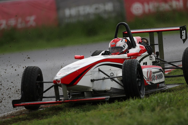 コースアウトする津本匠