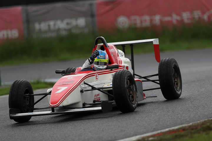 優勝して手を挙げる大井偉史（スキルスピード10V）