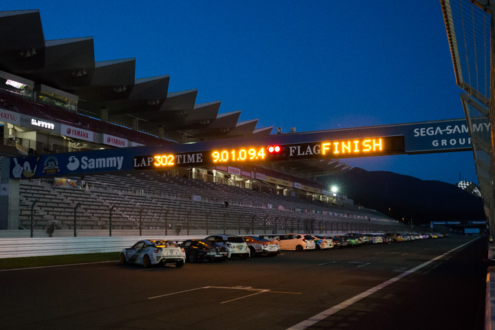 レース後ストレート上に並べられたマシン