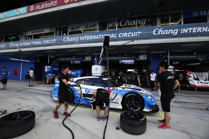 搬入日: フォーラムエンジニアリングADVAN GT-R