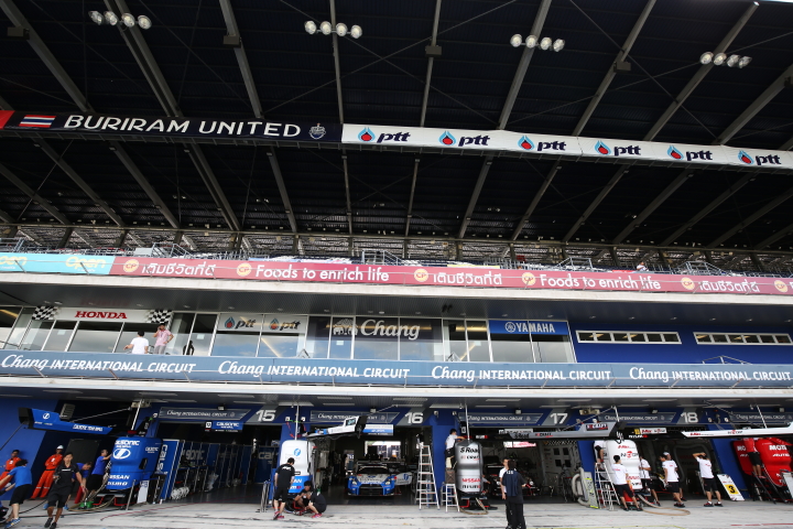 搬入日: ピットはメーンスタンドの下