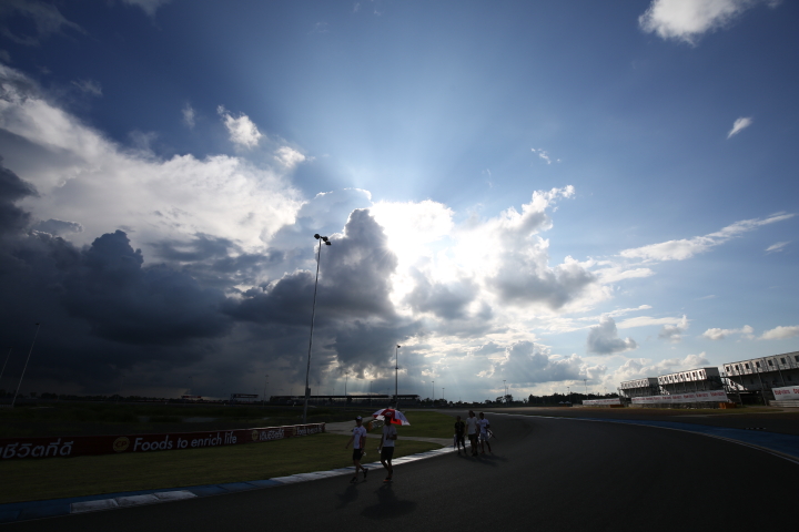 搬入日: 歩いてコース視察するドライバーたち