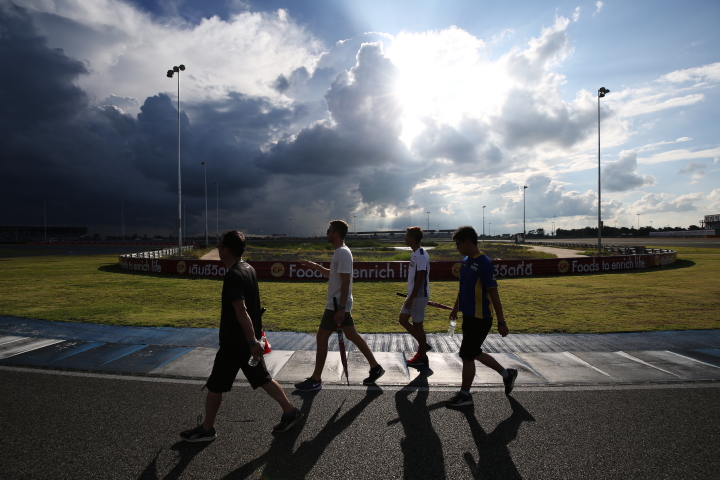 搬入日: 歩いてコース視察するドライバーたち