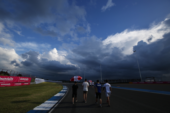 搬入日: 歩いてコース視察するドライバーたち