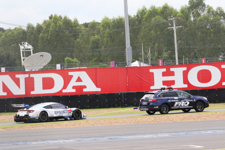 公式練習: 牽引される中嶋大祐／ベルトラン・バゲット組（Epson NSX CONCEPT-GT）