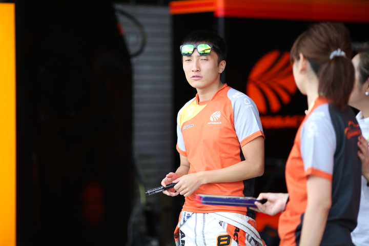 ピットウォーク: 野尻智紀（AUTOBACS RACING TEAM AGURI）