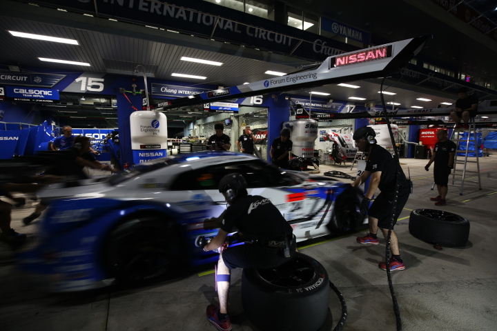 日が落ちてタイヤ交換練習するKONDO RACING