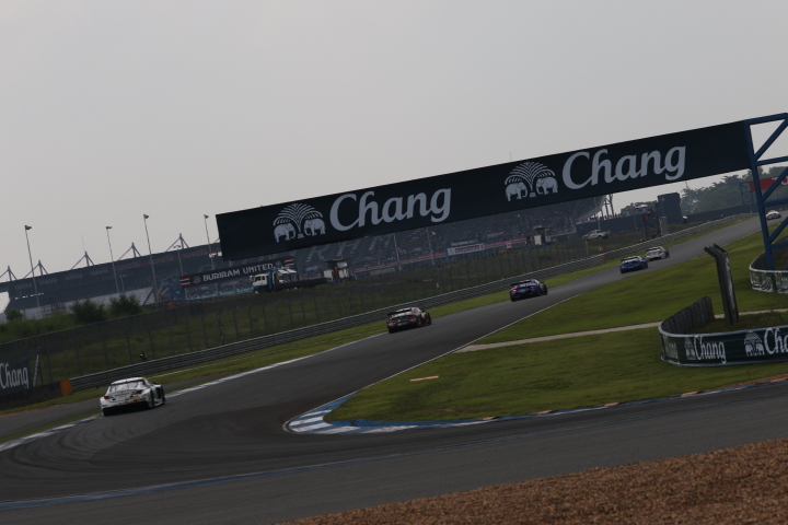 フリー走行: コーナーを立ち上がるGTマシン