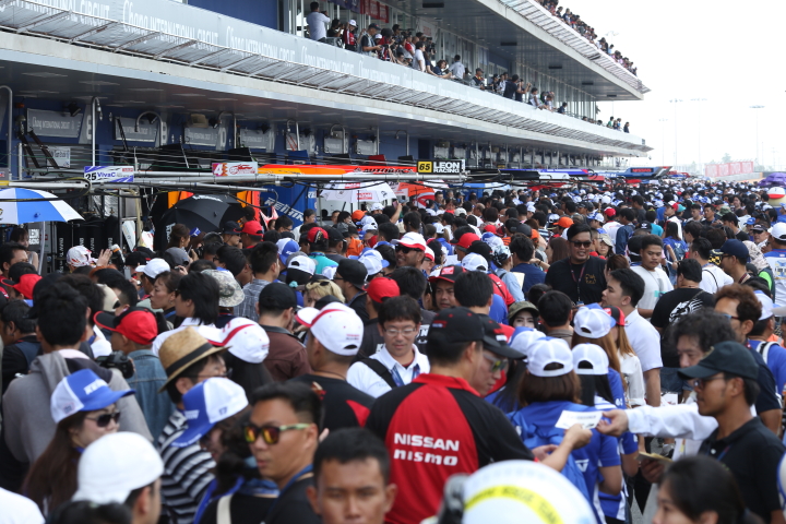 ピットウォーク: ピットウォークには多くの観客が訪れた