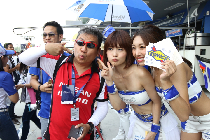 ピットウォーク: レースクイーン