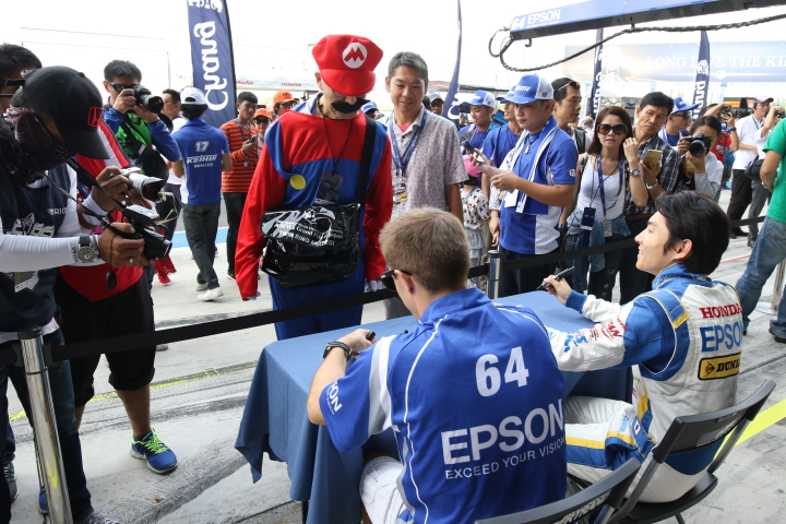 ピットウォーク: ベルトラン・バゲットと中嶋大祐（NAKAJIMA RACING）