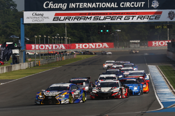 決勝レース: GT500クラスのスタートシーン