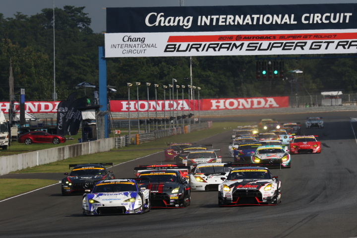 決勝レース: GT300クラスのスタートシーン