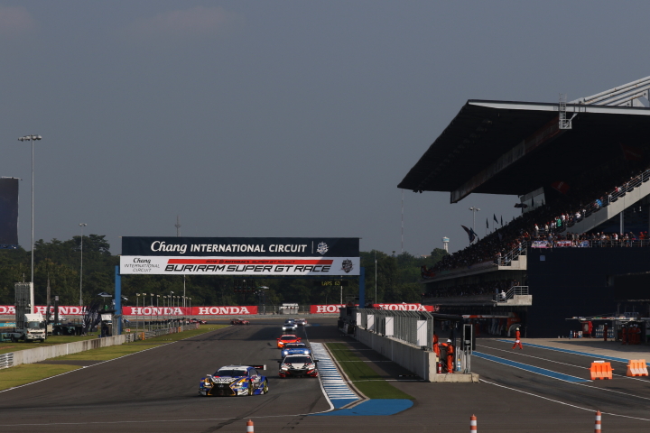 決勝レース: メーンストレートを駆けるGTマシン