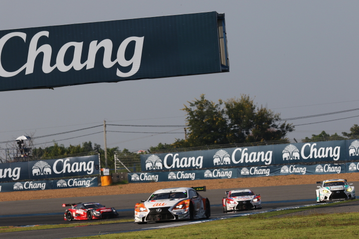 決勝レース: コーナーを立ち上がるGTマシン