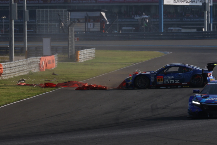 決勝レース: クラッシュする山内英輝（SUBARU BRZ R&D SPORT）