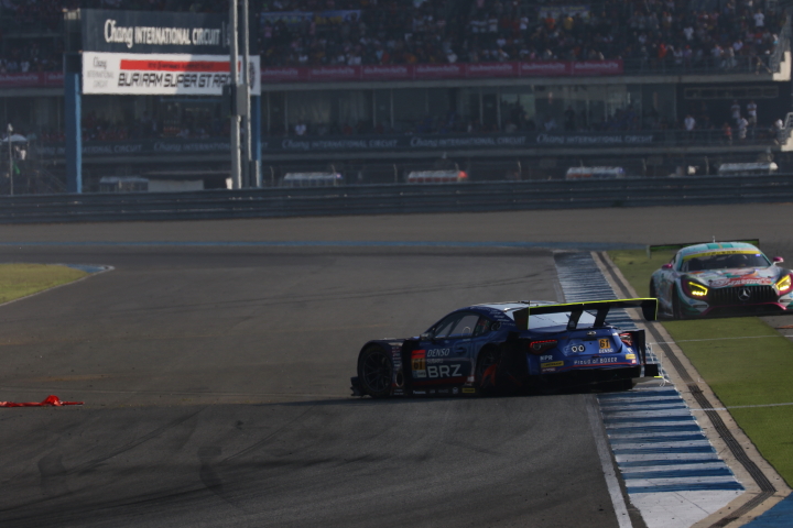 決勝レース: クラッシュする山内英輝（SUBARU BRZ R&D SPORT）
