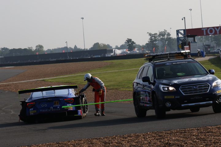 決勝レース: 牽引されるSUBARU BRZ R&D SPORT