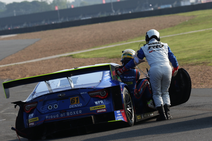 決勝レース: マシンを降りる山内英輝（R&D SPORT）