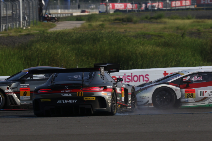 決勝レース: スピンする平中克幸（GAINER TANAX AMG GT3）