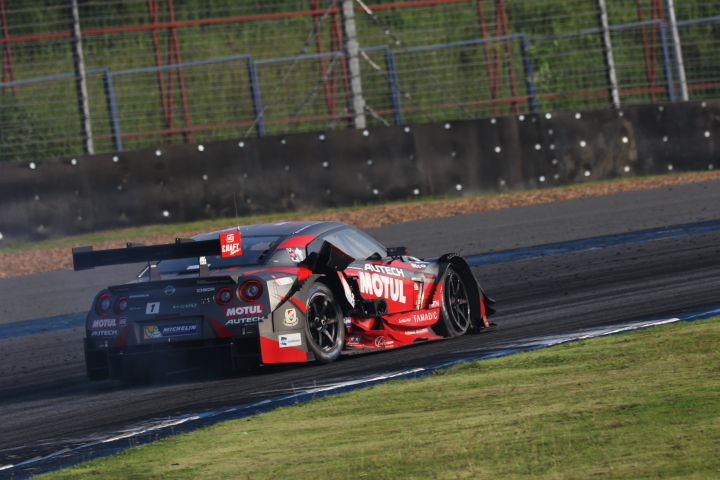 決勝レース: クラッシュした松田次生（MOTUL AUTECH GT-R）