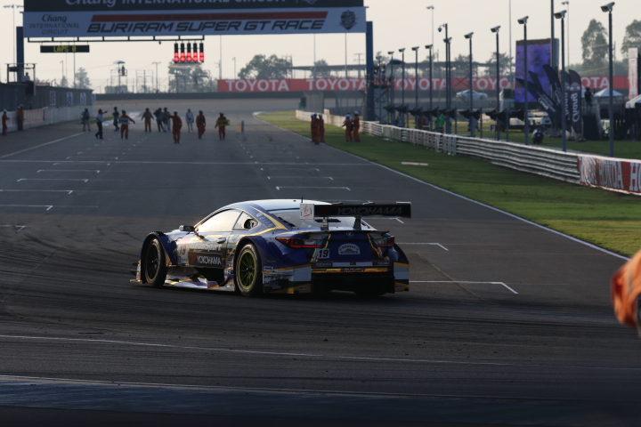 決勝レース: 優勝した国本雄資（WedsSport ADVAN RC F）がメーンスタンド前に戻ってきた