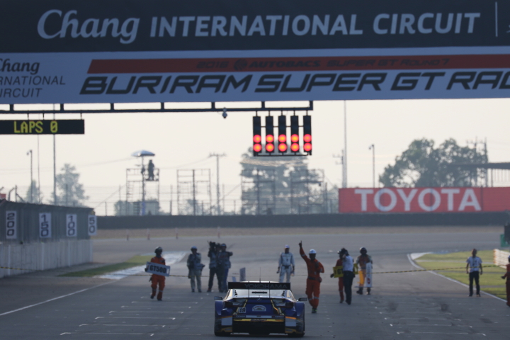 決勝レース: 優勝した国本雄資（WedsSport ADVAN RC F）がメーンスタンド前に戻ってきた