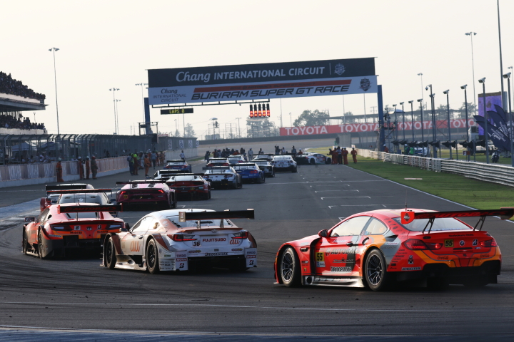 決勝レース: 戦いが終わり続々とスタンド前に戻ってきたGTマシン