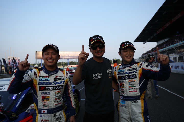 決勝レース: GT500クラスで優勝した関口雄飛と国本雄資（LEXUS TEAM WedsSport BANDOH）