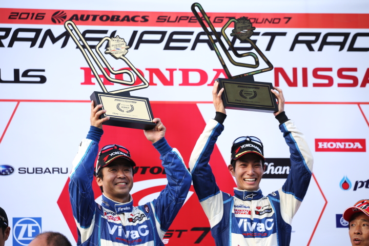 表彰式: GT300クラスで優勝した土屋武士と松井孝允（VivaC team TSUCHIYA）