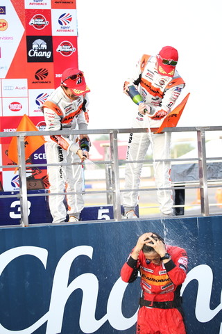 表彰式: シャンパンファイトはGT300クラス3位の高木真一と小林崇志（AUTOBACS RACING TEAM AGURI）