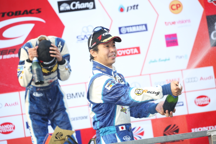 表彰式: シャンパンファイトの土屋武士（VivaC team TSUCHIYA）