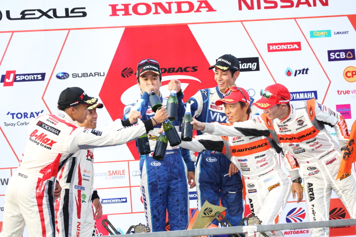 表彰式: シャンパンを飲むGT300クラストップ3チームのドライバーたち