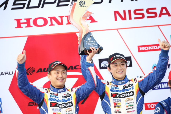 表彰式: GT500クラス優勝の関口雄飛と国本雄資（LEXUS TEAM WedsSport BANDOH）