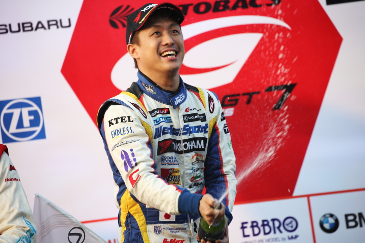 表彰式: シャンパンファイトは関口雄飛（LEXUS TEAM WedsSport BANDOH）