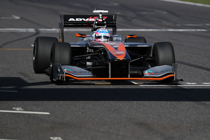 レース1決勝: トップでゴールする国本雄資（P.MU/CERUMO・INGING SF14）