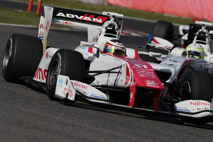 レース1決勝: 0.5ポイントを賭けたストフェル・バンドーンと関口雄飛の8位争い