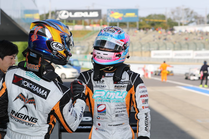 レース1決勝: 優勝した国本雄資と3位のチームメート石浦宏明が握手