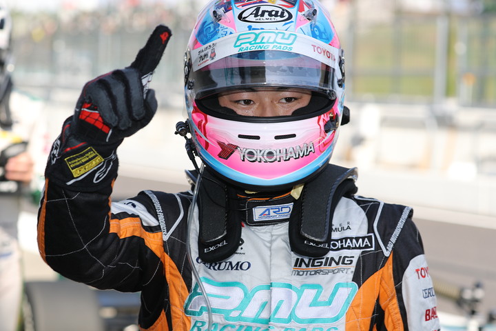 レース1決勝: 優勝した国本雄資（P.MU/CERUMO · INGING）