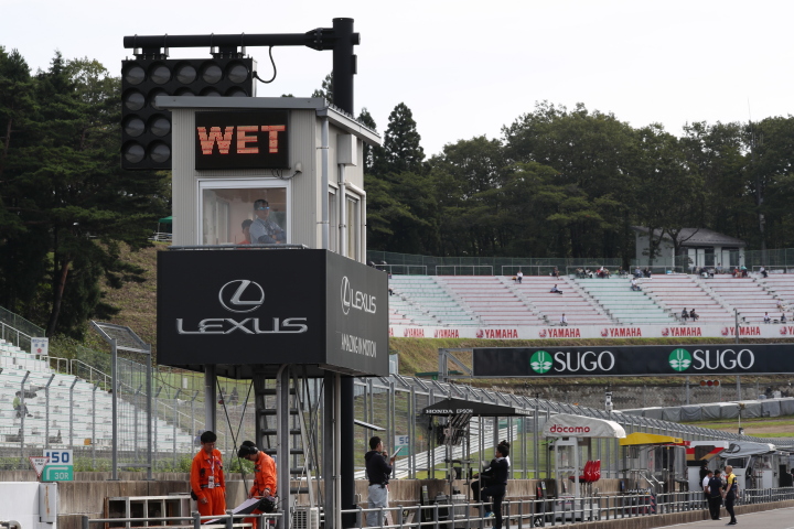 フリー走行: 雨はやんだが、路面にはウェットパッチが残る