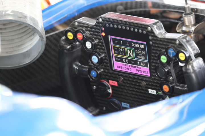 フリー走行: Dallara SF14のステアリング