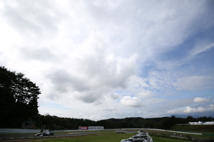 フリー走行: 曇天の下、ヘアピンからS字に駆け上がる