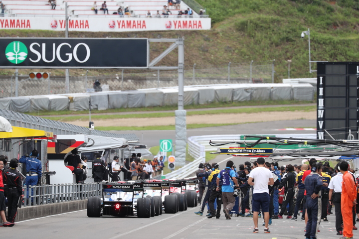 公式予選: Q1に向けてピットロードに並ぶマシン