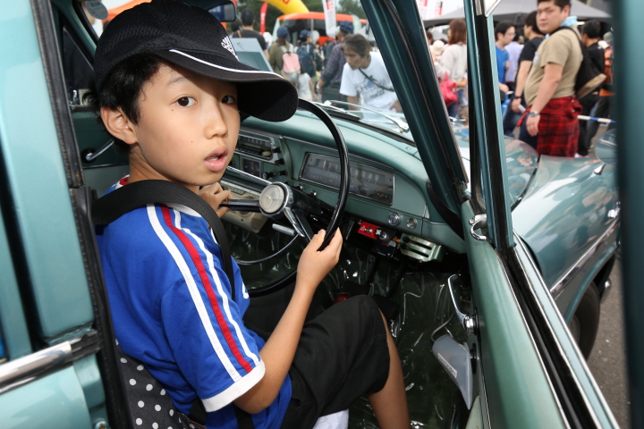 イベント: トヨペットクラウンに乗る子ども