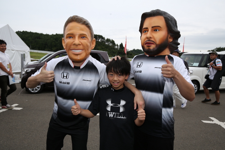 イベント: バトンとアロンソが来場？