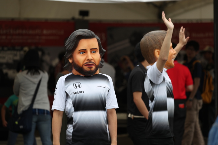 イベント: バトンとアロンソが来場？