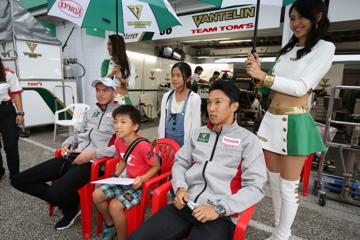 キッズピットウォーク: アンドレ・ロッテラーと中嶋一貴（VANTELIN TEAM TOM’S）