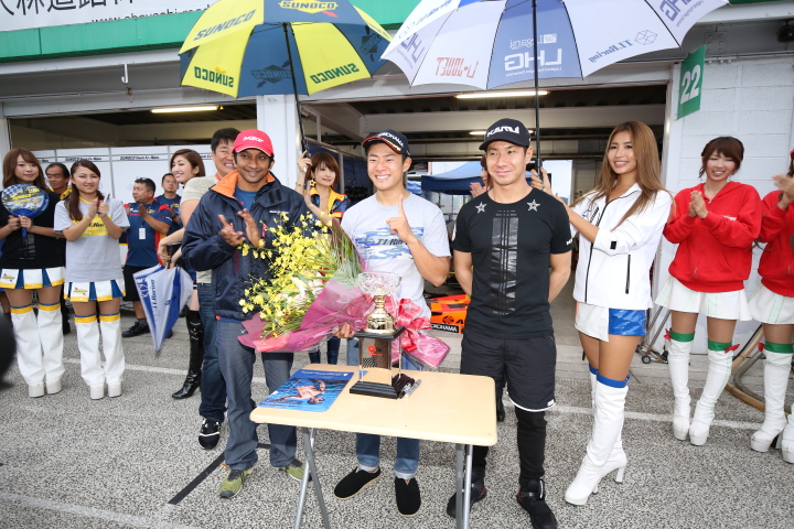 キッズピットウォーク: F3 Nクラスで2016年シリーズチャンピオンを獲得した片山義章（中央）