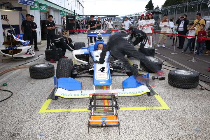 キッズピットウォーク: タイヤ交換練習をするコンドーレーシングのピットクルー